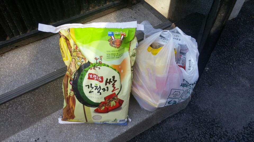 무한돌봄네트워크팀에서는 세이브존 후원 쌀10kg을 한부모가정에 전달하였습니다. 꽃샘추위로 몸은 춥지만 마음만은 따뜻한 3월이 되길 바랍니다!