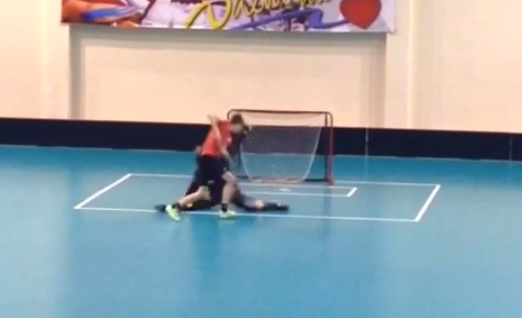 innebandymag's tweet photo. TV: Tunnlar sig själv och gör vackert straffmål
http://t.co/1XRo8Ma9Gz #innebandy #floorball http://t.co/A0bzHwf7Lx
