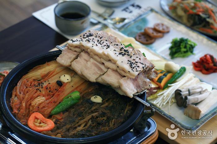 [강원 원주] 건강하고 정직한 맛으로 한 상 가득 차려진 #원주 #보쌈정식 묵은지와 시래기, 그리고 잘 익은 수육의 조합은 그야말로 환상 그 자체! [자세히☞me2.do/5gEJ4UOs]