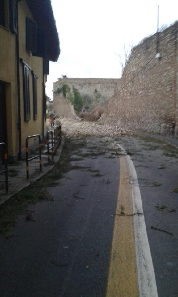 Prato: danneggiate anche le mura del centro storico  #pratovento" Incredibile