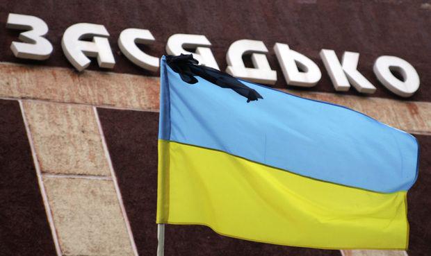 TheDayNewspaper's tweet photo. Сьогодні день жалоби за загиблими на шахті Засядька http://t.co/GZUn3ja0Id http://t.co/uJQKZ1gMZo