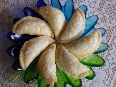 Snackszone's tweet image. Gujhia which is the traditional sweet of Holi is prepared two days before the festival. snackszone.com/recipe_details…