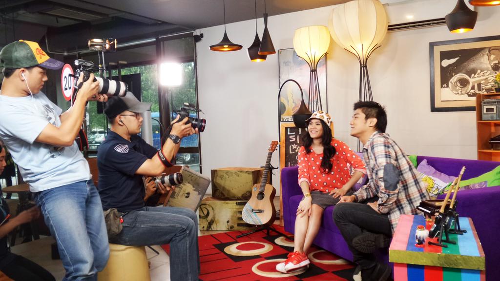 ssheinafiaz's tweet photo. #BreakoutNETThrowbackThursday dibuka dgn cover by 2 lovely host @breakoutnet @sherylsheinafia & @boywilliam http://t.co/adITCP3zep