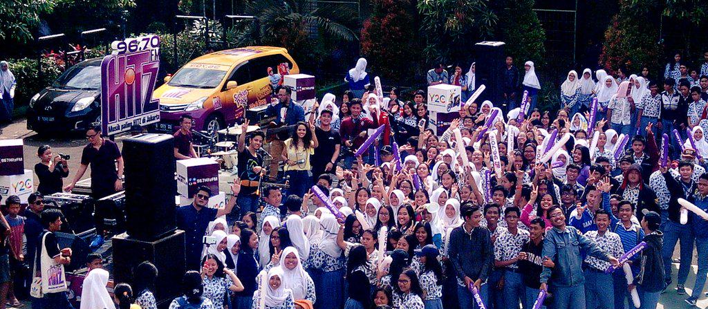 sayHIVI's tweet photo. Terima kasih @967HitzFM @YamahaIndonesia @SMAN_101 untuk #PKHMIO125M3 hari ini. Seru banget! Thank you everybody! http://t.co/wFOaBDBskY