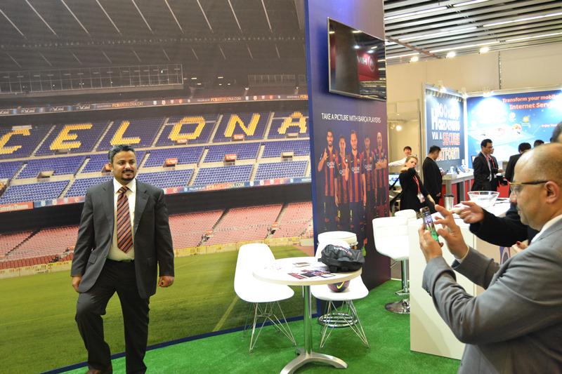 رئيسنا التنفيذي يلتقط الصور لزائري جناحنا في المؤتمر العالمي للموبايل #MWC15  #Barcea fcbstudio.mobi #FCBlive