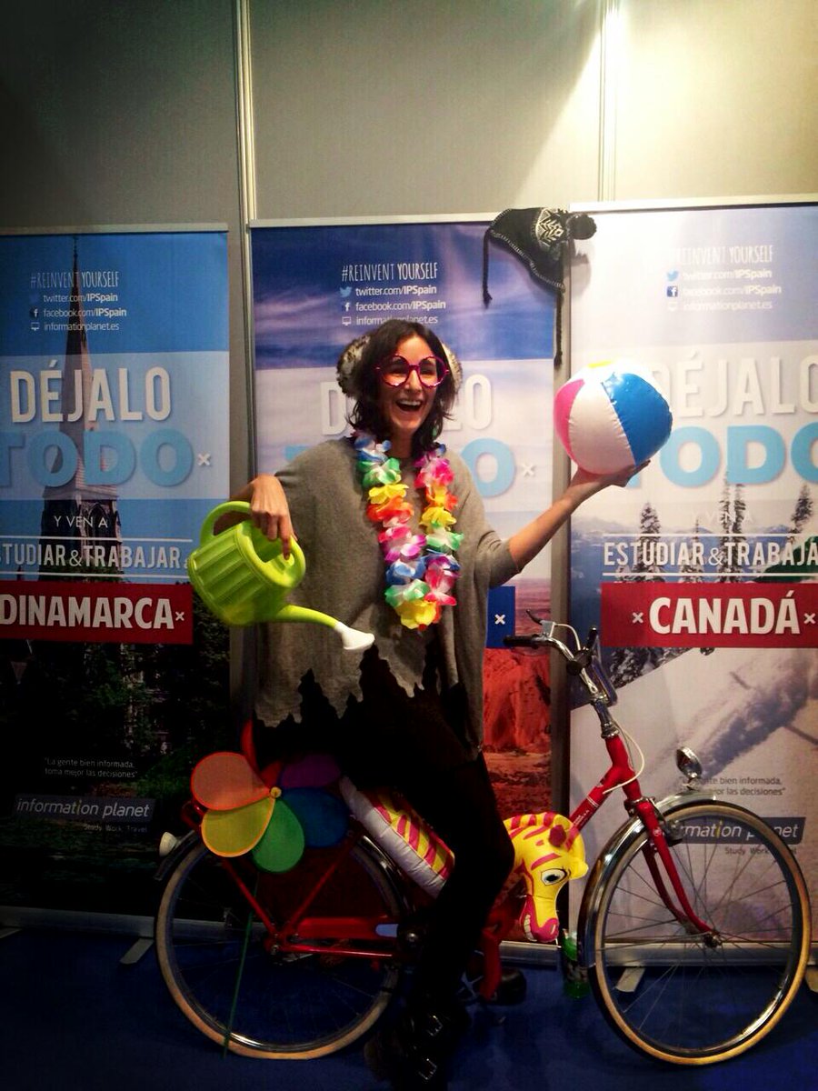 IPSpain's tweet photo. Ella es @MarTralara y está en @foropostgrado... quieres llevarte las #rayban? sube una foto así #IPspain http://t.co/lvaWOtrtwp