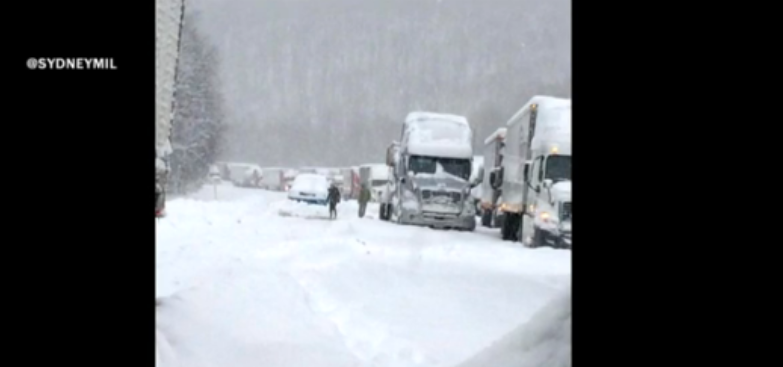 “<a href="/CBSNLive/">CBSN</a>: Drivers stranded on I-65 in Kentucky since around 11 p.m. Wed.;  cbsn.ws/1w6Y0cu ”/<a href="/PatrickChaney1/">Mervyn 💨</a>
