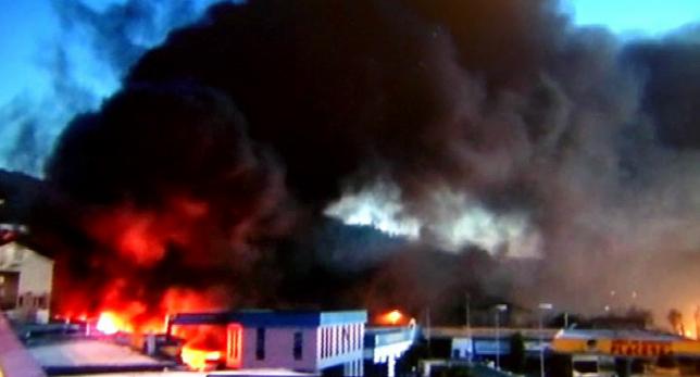 A3Noticias's tweet photo. Investigan el incendio en una gasolinera que obligó a desalojar a 60 personas en Pontevedra
http://t.co/DQVTA08Ojb http://t.co/p7zm4GQizn