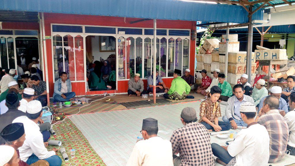 Zairullah_ZA's tweet photo. Reses Bersama Pak Zainul dan Guru Kholilurrahman di Martapura @BeritaPKB @FraksiPKB #Reses http://t.co/j2Qz6LxOWK