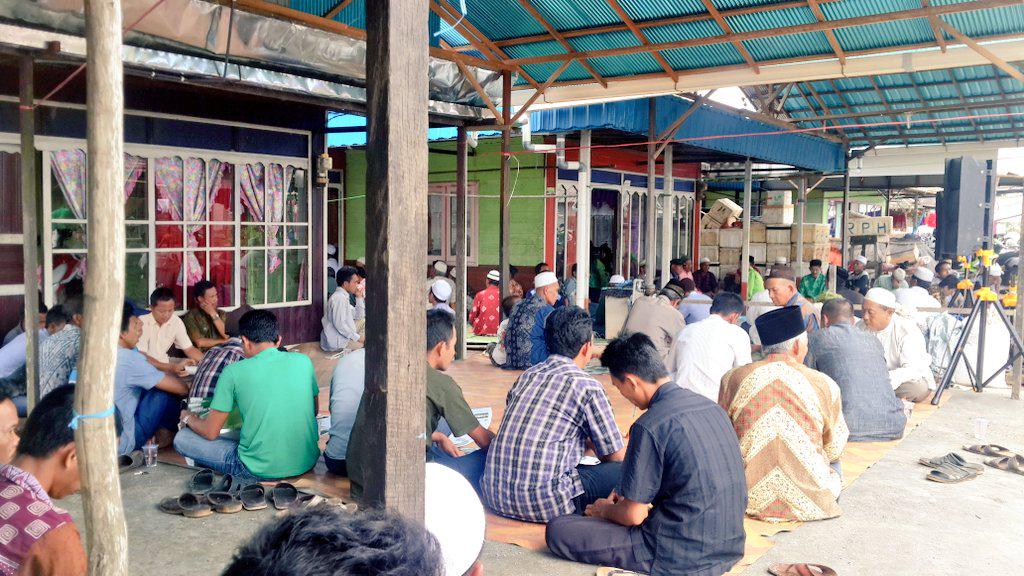 Zairullah_ZA's tweet photo. Reses Bersama Pak Zainul dan Guru Kholilurrahman di Martapura @BeritaPKB @FraksiPKB #Reses http://t.co/j2Qz6LxOWK