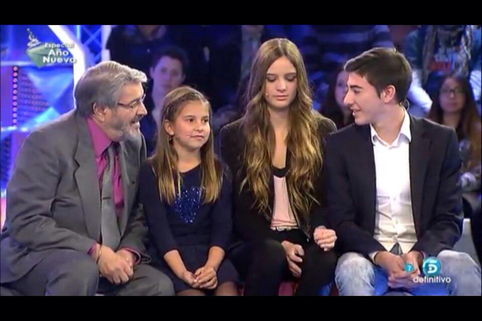 marta_valverde's tweet photo. @LorenzoValverd preciosa foto con los nietos @blassjvalverde Judith y Ruth http://t.co/HJTB7ofWJ0