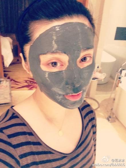 FanBingbing321's tweet photo. 新年自黑第一照！ http://t.co/VhIS8248qG