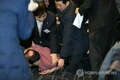 i40a1027's tweet photo. 홍어들의 비호아래 저지른 테러!! "@Honey7939: 주한 미국대사 피습…경호·보안에 문제있었다?  http://t.co/84lEOCbdwc  #무궁화 http://t.co/Pd2l7iq7Hv"