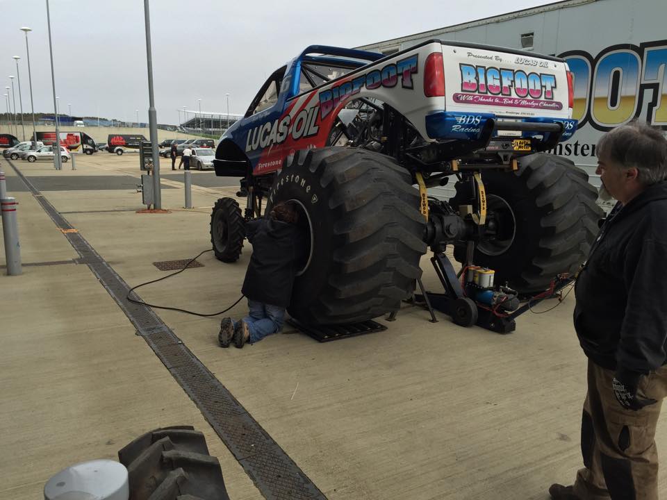Taking the tyres off Bigfoot aft the @MacToolsUK fair last wend @ Silverstone! Girl power with my Mac impact wrench!