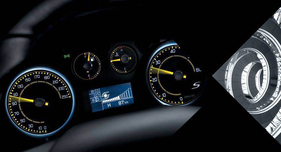 Zodra je de motor van de Delta S by MOMODESIGN start, lichten de gele wijzers op. 190 pk staan tot je beschikking.