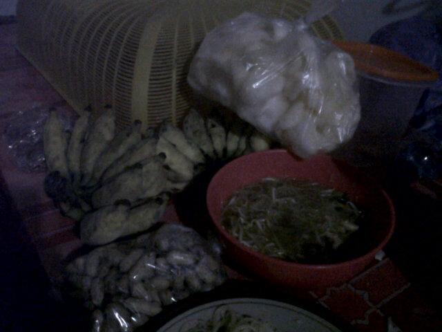 HitaSari88's tweet photo. Buat mamak calon mertua,terimakasih soto ayamnya, ppisang ma kacang rebusnya sudah sampai d tangan &amp;..sudah sa makan. http://t.co/4PTAAEotZ7