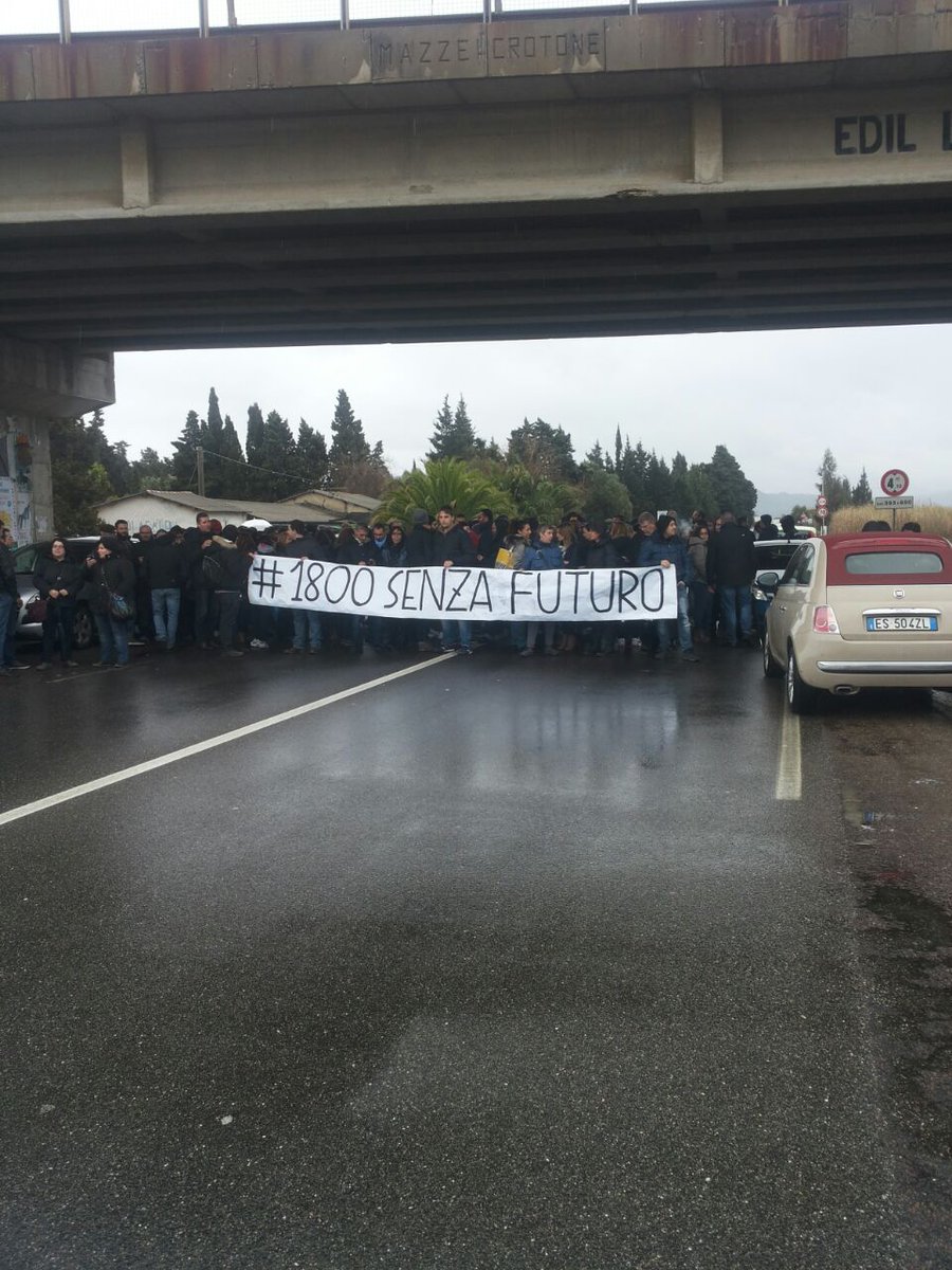 CgilRc_locri's tweet photo. Lavoratori in strada per manifestare loro rabbia #infocontact @slccgilcalabria @slc http://t.co/fqRpsm7utF