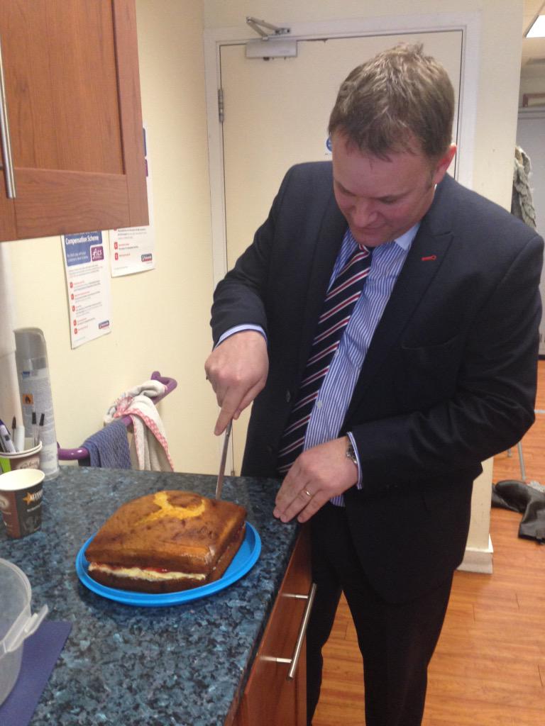 MandyJBeech's tweet photo. @sev176 @TheLarryBanda - loving the team in Leicester, they even baked a cake for Simon 🍰🍰 http://t.co/RBgspW3Wvy
