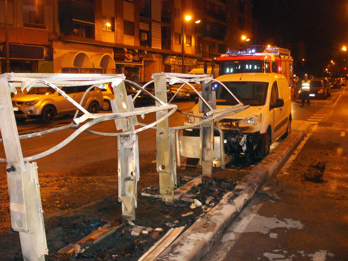 bomberosvlc's tweet photo. Como a nadie le gusta ver esto, no hagas mal uso del material pirotécnico.
@bomberosvlc @policialocalvlc @policia http://t.co/zZoRwvmNwq