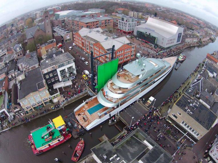 NipperSkipperUK's tweet photo. Tight squeeze! RT @Hendrydevin: Feadship Savannah on transport just fitting through the bridges along the way! http://t.co/rp40q0fhNc