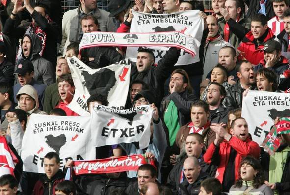 musicoloko7's tweet photo. Esto es nuestras gradas? NO gracias!!

#NoALaFinalEnElBernabeu http://t.co/szetn4yi0k