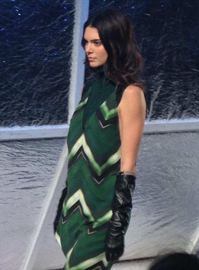 Kendall Jenner au défilé #H&amp;M ! #PFW15 <a href="/Cosmopolitan_fr/">Cosmopolitan France</a> <a href="/KendallJenner/">Kendall</a> <a href="/marielafonta/">Marie La Fonta</a>