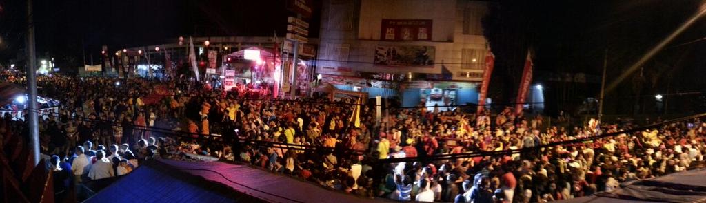 Kemeriahan di panggung seberang Vihara Dharmakaya #CGMFest2015 ! Makin malam makin ramai @CgmFest