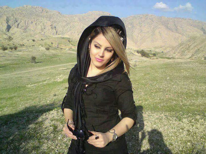 @lolo_9977 خجُولةٌ جدّاً , ولكِنّها تَعرفُ جَيّداً متَى تَكونُ جَريئَة , تلكَ أقوَىْ النَّسَاء !*
