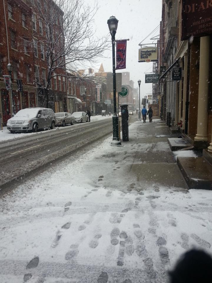 AnikaDeBerry's tweet photo. Trying not to slip and fall! Looks like it's accumulating quickly. @FOX29philly #fox29snow http://t.co/KtZ2zaYUrK