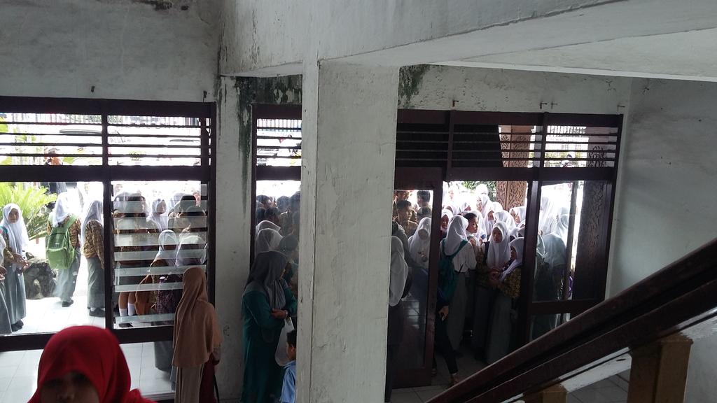 Antrian panjang siang tadi hihihi😃😃😀😀