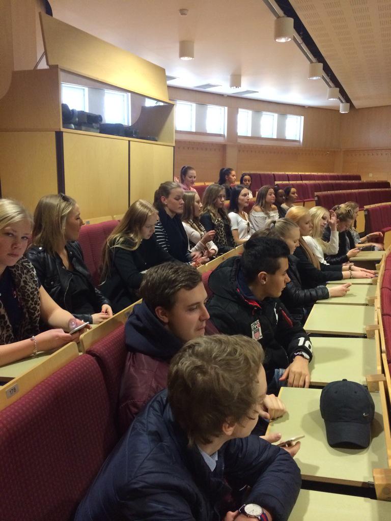 IMattlar's tweet photo. SA14 i Ihresalen. Två år kvar tills de är färdigbakade för universitetet. #jgu #träningförverkligheten http://t.co/SWGzR8bj9Q