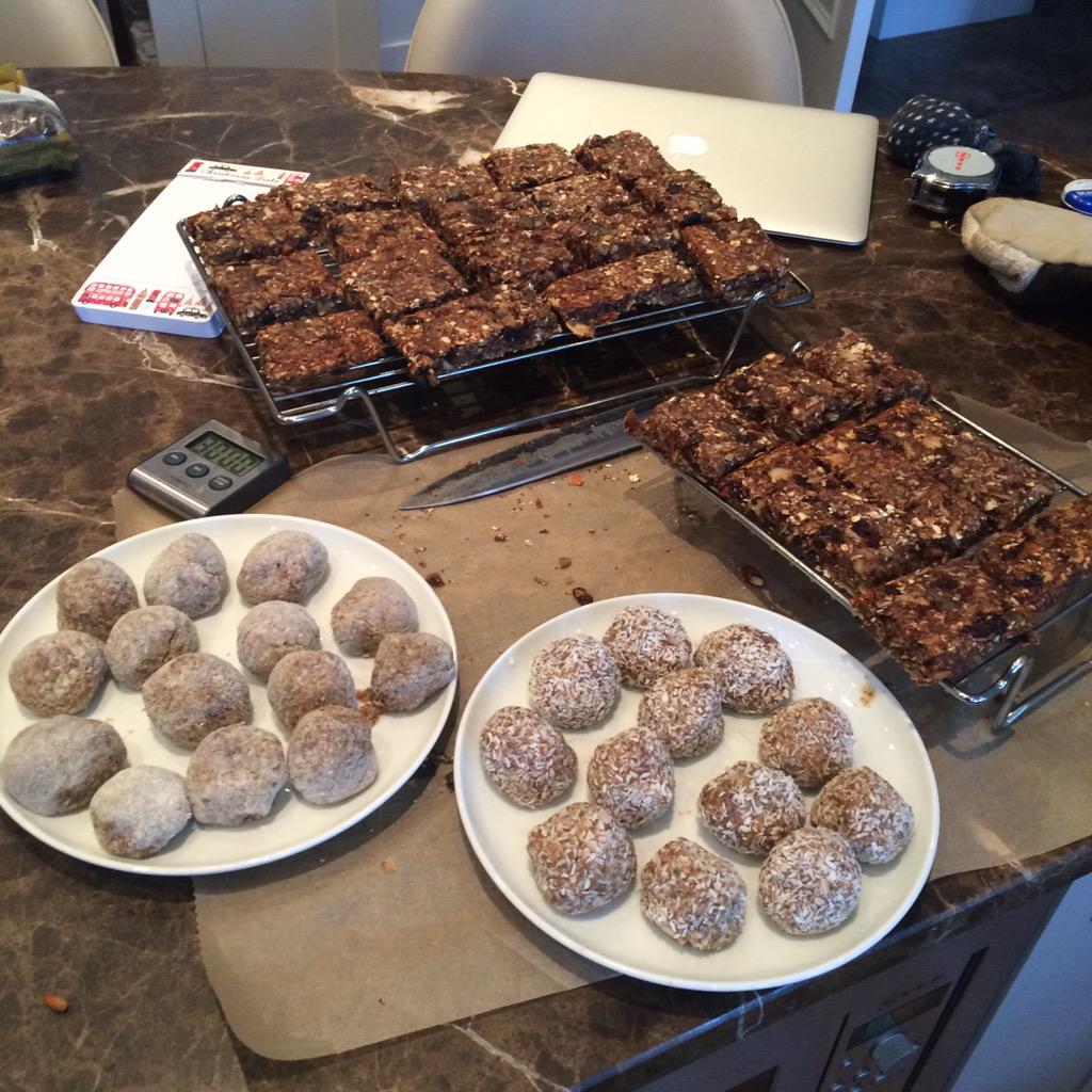 _SunshinenSmile's tweet photo. Vanilla Protein Balls and Seeded Gluten Free Flapjacks ... #prep http://t.co/CSYVBNR3uz