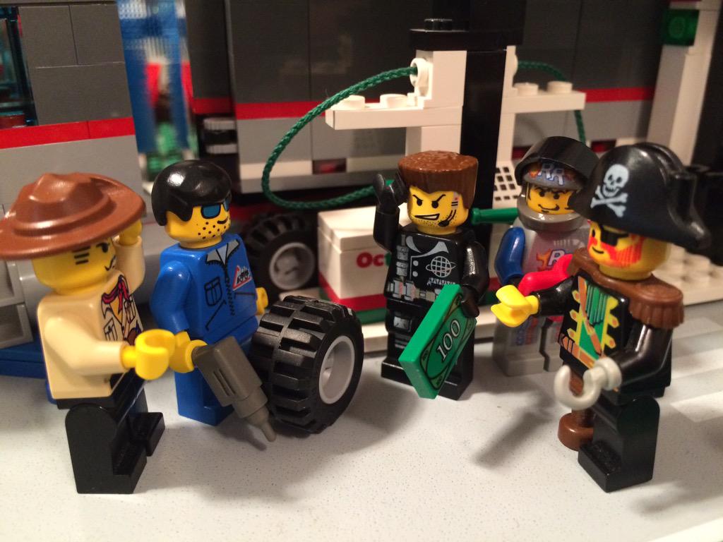 League of Minifigs tweet media