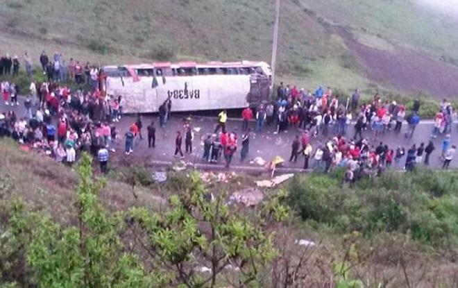 ecuavisa's tweet photo. Controlador manejaba bus accidentado en #Alausí que dejó 5 muertos http://t.co/DIm9KoSlwr http://t.co/SvTnyOcpqr
