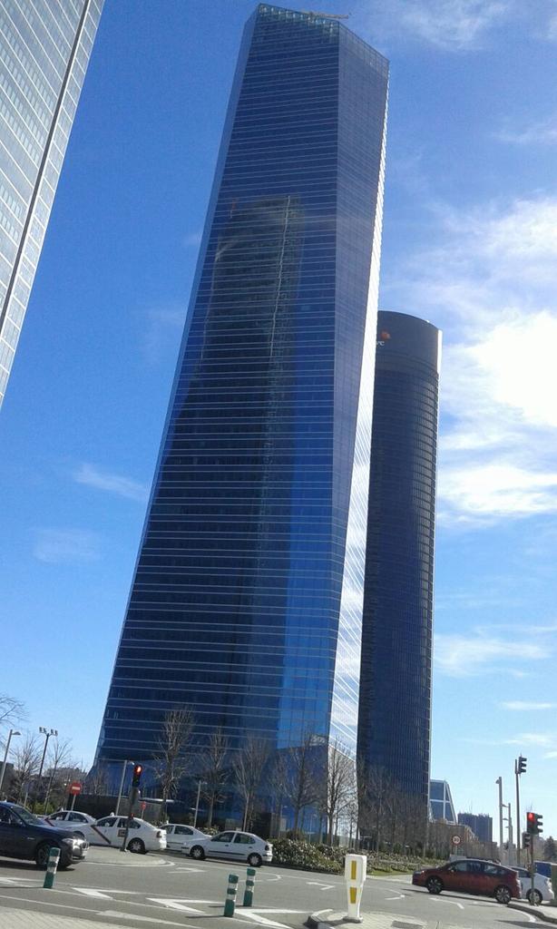sergiogandullo's tweet photo. Yo en las torres de Madrid a q mola http://t.co/plgQEBEdUl