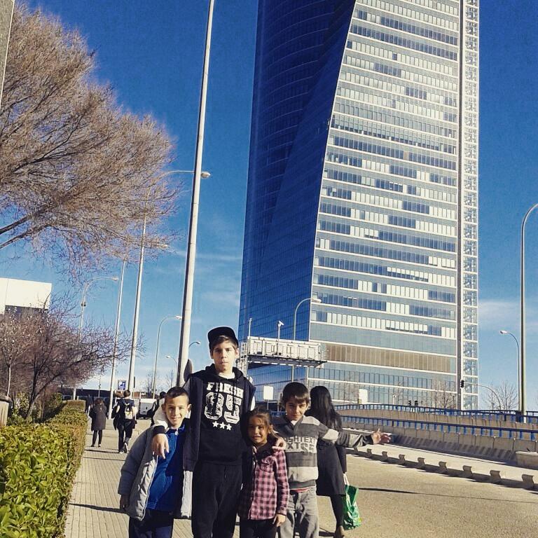 sergiogandullo's tweet photo. Yo en las torres de Madrid a q mola http://t.co/plgQEBEdUl