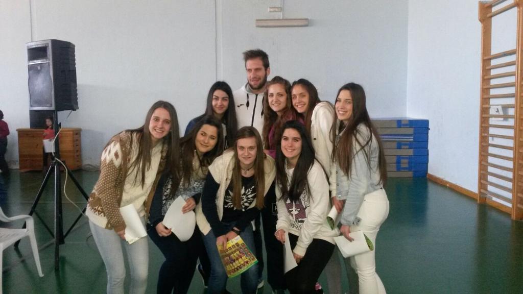 Qué felices ellas junto a @fsolanoleon!!!! Menuda mañana habéis pasado junto al <a href="/JaenFS/">Jaén Paraíso Interior FS</a>!!