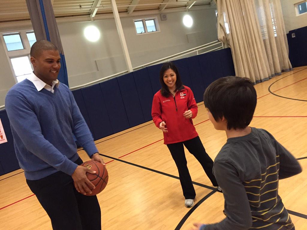 thehomeorg's tweet photo. What a team! @frankwcvb @antoinetteA shoot hoops with kids @thehomeorg #LongviewFarm #Fitness #Nutrition http://t.co/XmxxFdqlob