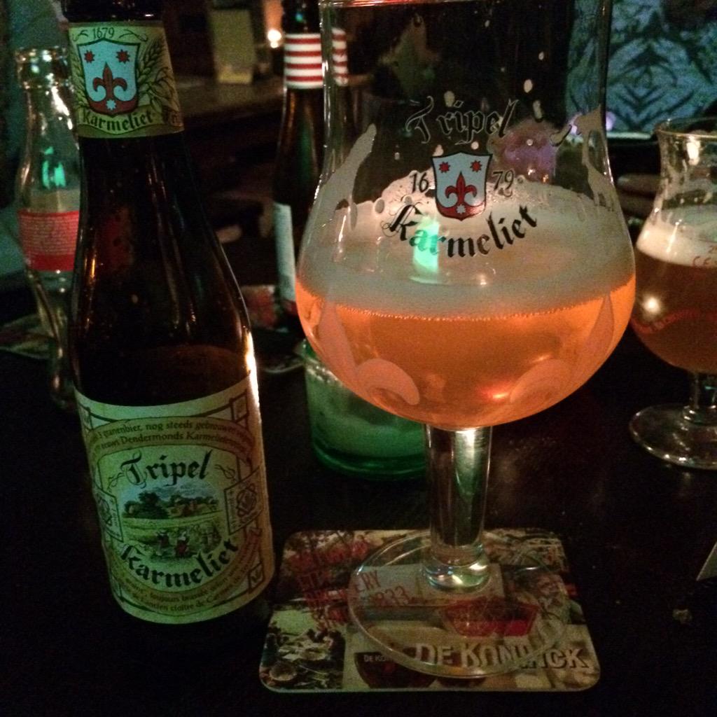 Tienbosma's tweet image. Na een 4 gangen diner nu een afzakkertje #kmbo #school #iersepub