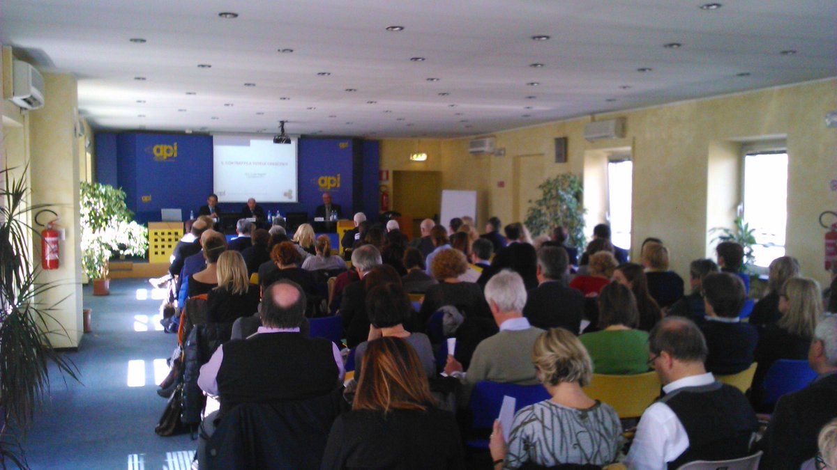 Platea piena all'incontro API "JOBS ACT, A CHE PUNTO SIAMO".Sta parlando Tiraboschi, docente di Diritto del Lavoro.