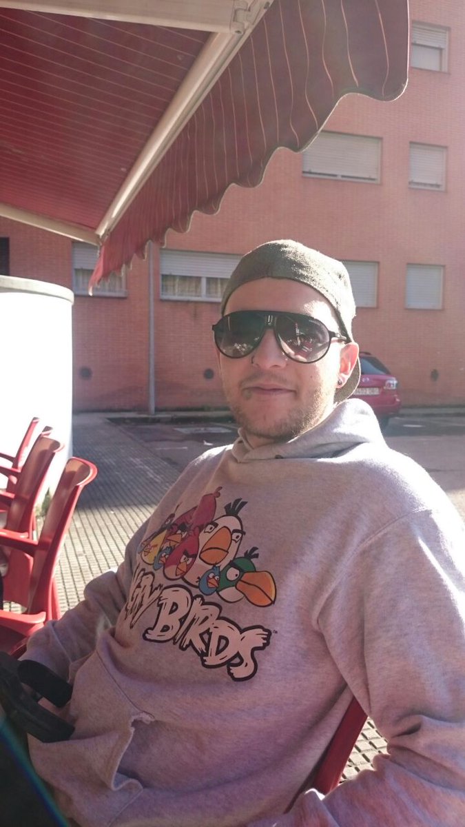 adryanlopez8's tweet photo. De terraceo en el bar poli http://t.co/UMssvbwZIb