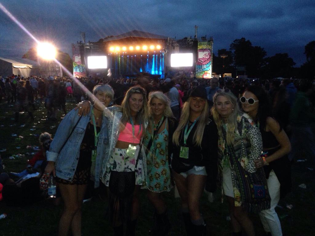 victoria8220's tweet photo. Take me back!! #tbt #vfest #mygirls 😘😍 @StephSkelton19 @Hackett_Melissa @millymason192 @GeorgiaAllison4 Amy Knaggs http://t.co/5niLMG9Fok