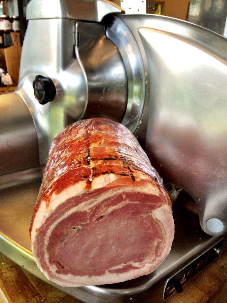 Ladies and... smulpapen.... We got him...porchetta arrosto.. is een rollade gemaakt van speenvarken.