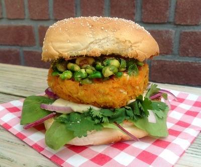 CTbluefish's tweet photo. Hippe hamburgers are everywhere! http://t.co/KwWaejKt2V http://t.co/XDZuXli2gU