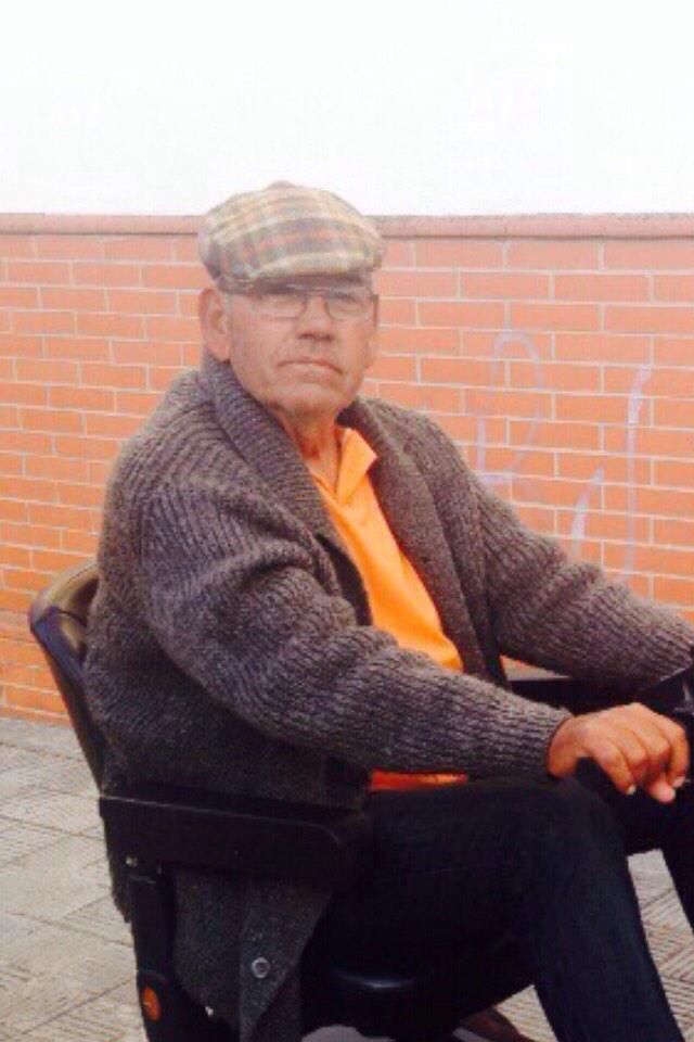 AnabelPantoja00's tweet photo. Mi amigo Curro, sufre la enfermedad de E.L.A. Necesita 1 silla de ruedas eléctricas para poder moverse.
657327489 rt http://t.co/S6GRRk1tlM