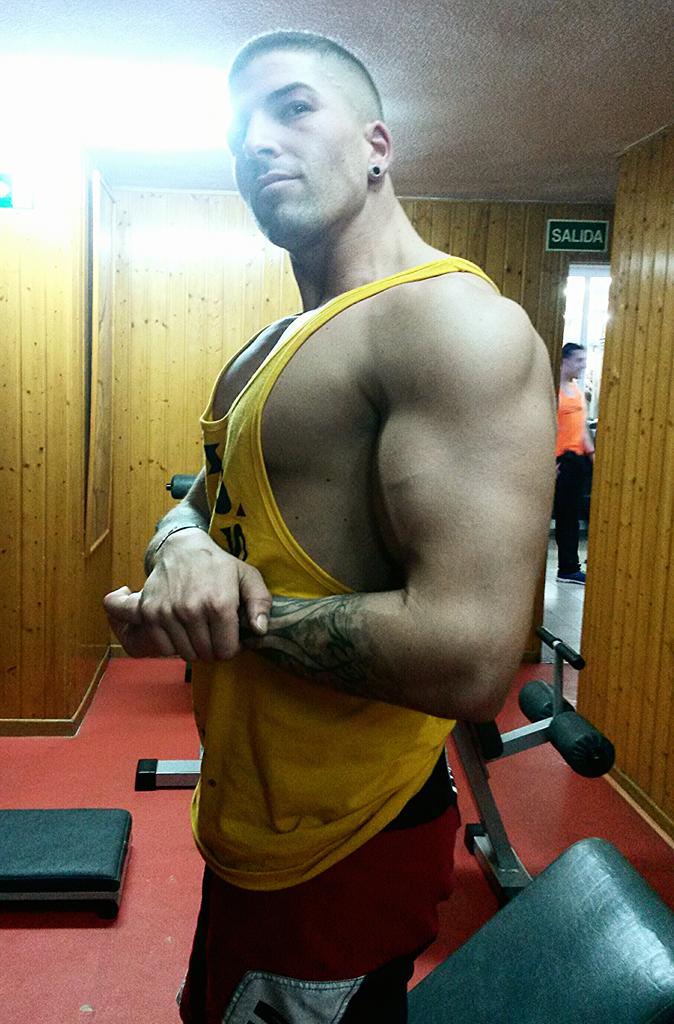 ChecaSara's tweet photo. "@labragandiash: Training Madrid ;) http://t.co/ejZTkuwDsE" Con ese brazo rompes nueces tete. A que si @pimpamLu ?