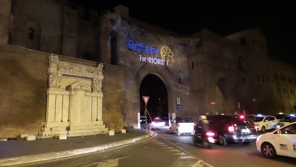 RotaryItalia's tweet image. Proiezione @Rotary @Endpolionow su mura aureliane in via Veneto #Roma #Italia #RotaryDay #RI110 @Rotary2080 #Rotary
