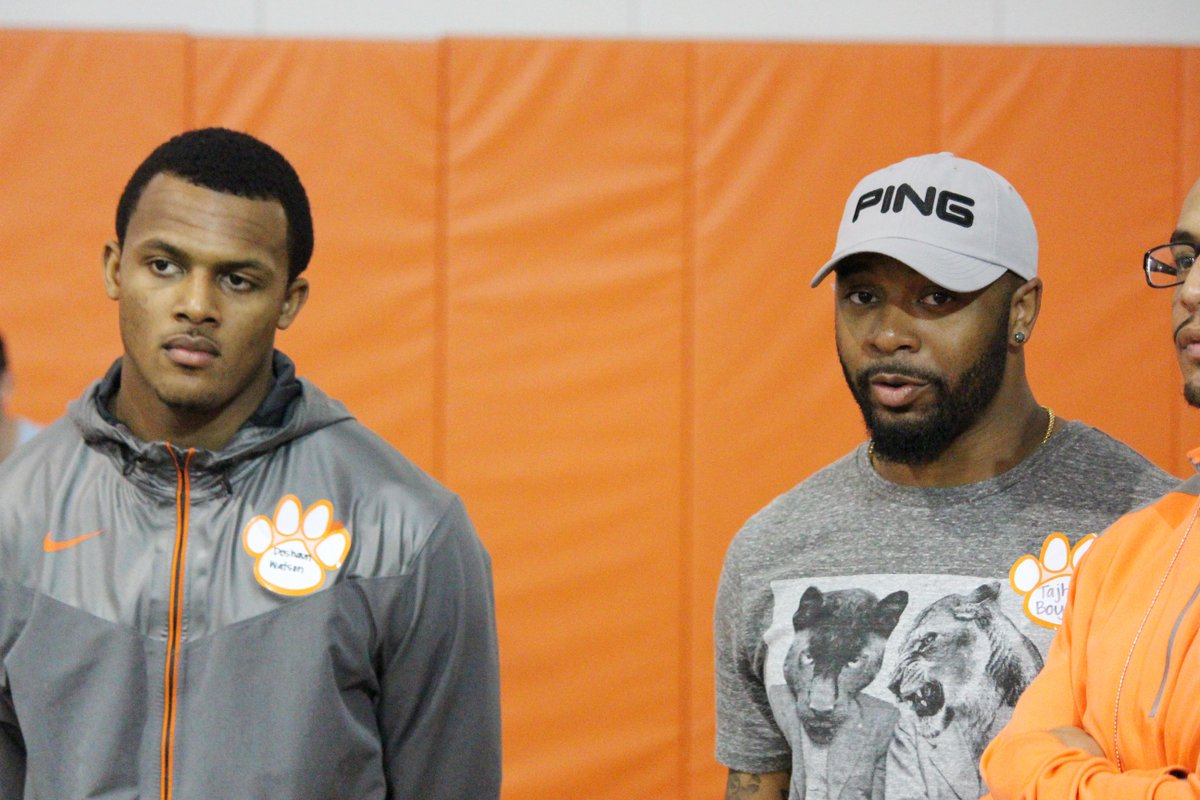 ClemsonFB's tweet photo. Great QB lineage ... former Tiger signal caller Tajh Boyd speaks with the future, Deshaun Watson. #Clemson #ProDay http://t.co/RFZzlzTORo