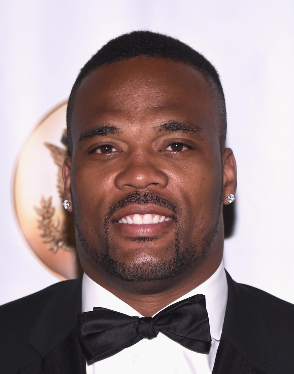 BuffaloBills's tweet image. Fred Jackson was given a prestigious natl award for public service last night. Congrats, Fred! bufbills.co/5XzpJy