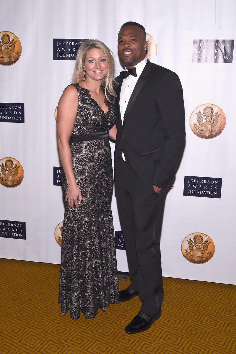 BuffaloBills's tweet image. Fred Jackson was given a prestigious natl award for public service last night. Congrats, Fred! bufbills.co/5XzpJy